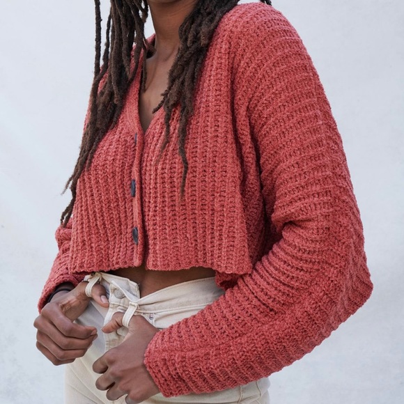 Small Red Cropped Cardigan classic v-line | UO - Picture 3 of 11